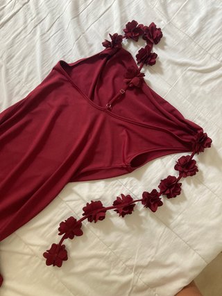 Vestido rojo elegante con flores