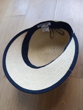 Sombrero de paja con visera