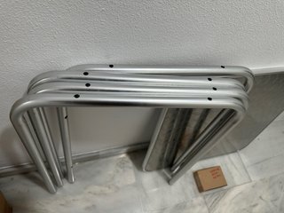 Mesa metálica plateada