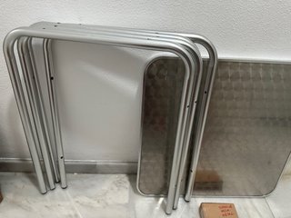 Mesa metálica plateada