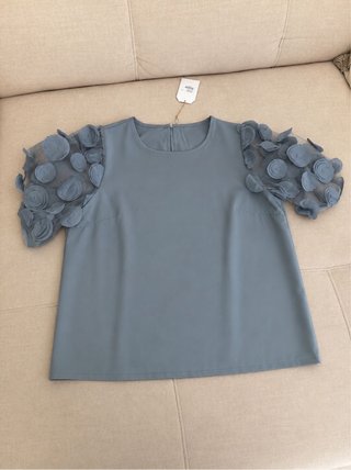 Camiseta gris con mangas de flores. Tallas - S,M,L