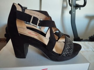 Sandalias negras con tiras cruzadas y pedrería