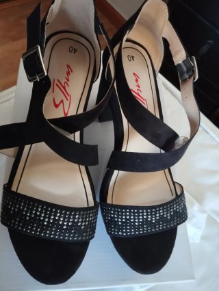 Sandalias negras con tiras cruzadas y pedrería