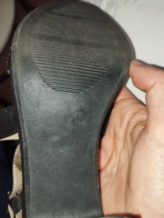 Sandalias negras con tiras cruzadas y pedrería