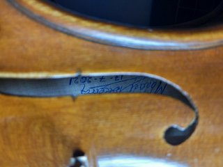 Violín con funda