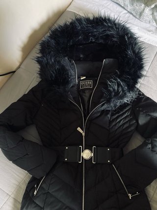 Plumífero Guess negro con cinturón y capucha