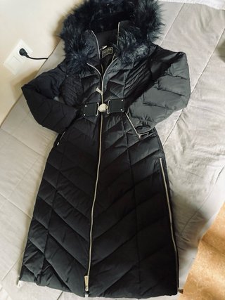 Plumífero Guess negro con cinturón y capucha
