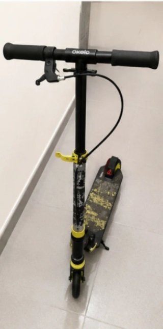 Patinete Decathlon Negro y Amarillo