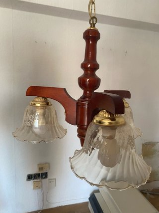 Lámpara de madera con tulipas de cristal