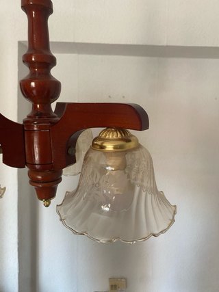 Lámpara de madera con tulipas de cristal