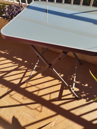 Mesa plegable terraza cristal y metal.