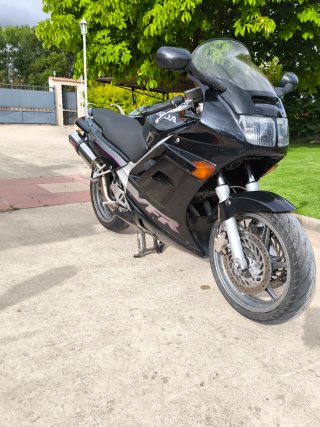 Honda VFR 750 F Negra