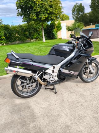 Honda VFR 750 F Negra
