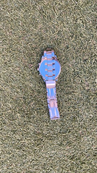 Reloj de pulsera plateado y negro