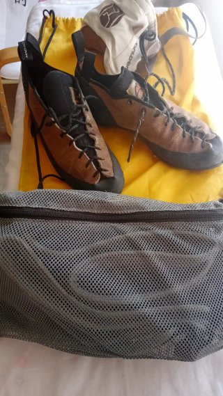 Kit Escalada Deportiva: arnette, Pies y Bolsa.