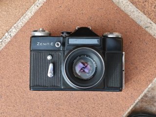 Cámara Zenit-E con objetivo 135mm