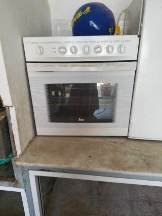 Horno blanco con puerta de cristal