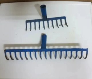 Rastrillo de metal azul