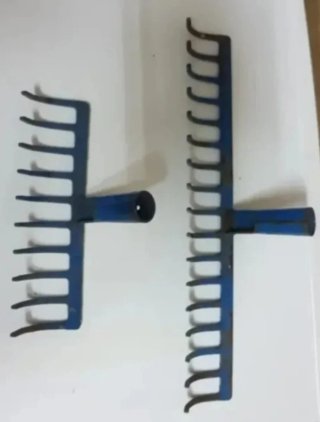 Rastrillo de metal azul