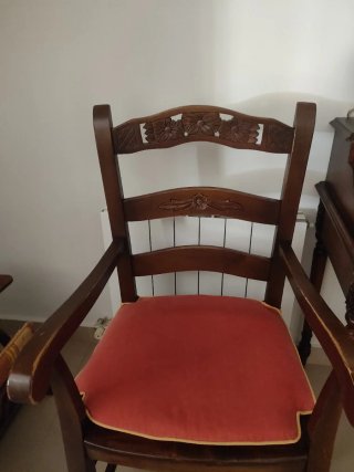 Sillón de madera con asiento rojo