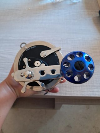 Carrete Cinnetic Combat Alu 6/0 Azul