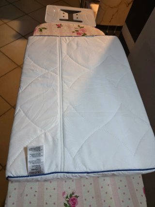 Cuscino cervicale bianco con bordi blu