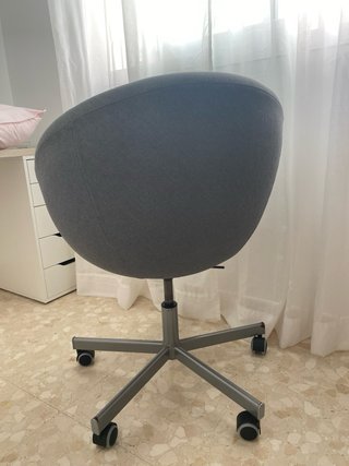 Silla de oficina gris con ruedas