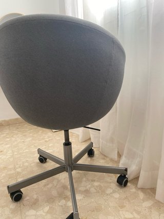 Silla de oficina gris con ruedas