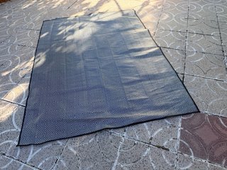 Alfombra de ratán gris