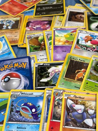 Lata con 120 cartas pokémon 1995-2016 inglés