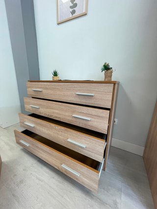 Cómoda de madera con 4 cajones