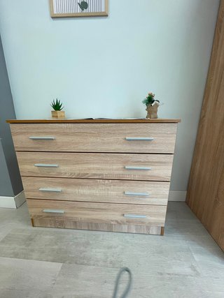 Cómoda de madera con 4 cajones