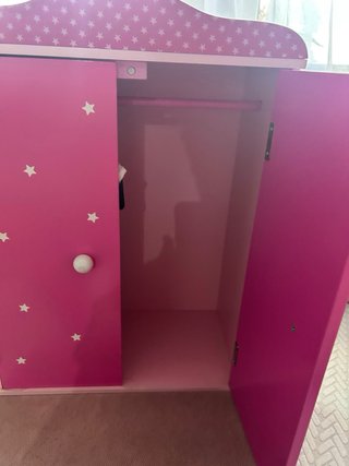 Armario de muñecas de madera rosa