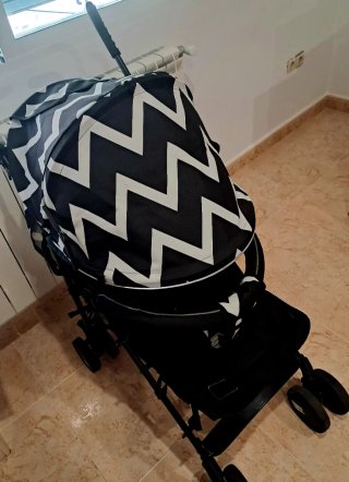 Carrito bebé zigzag blanco y negro