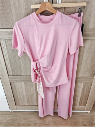 Conjunto de pantalón y top rosa