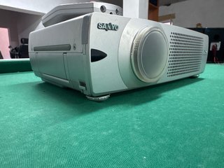 Proyector Sanyo PRO-X Multiverse
