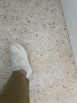Zapatillas Adidas Beige y Blancas