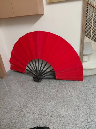 Abanico grande decorado con flores y pájaros