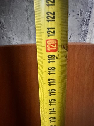 Mesa de madera con patas metálicas
