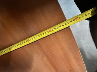 Mesa de madera con patas metálicas