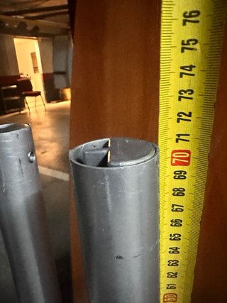 Mesa de madera con patas metálicas