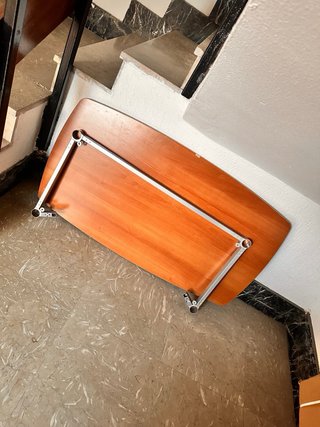 Mesa de madera con patas metálicas