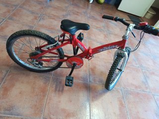 Bicicleta infantil roja