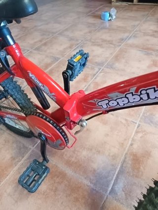 Bicicleta infantil roja