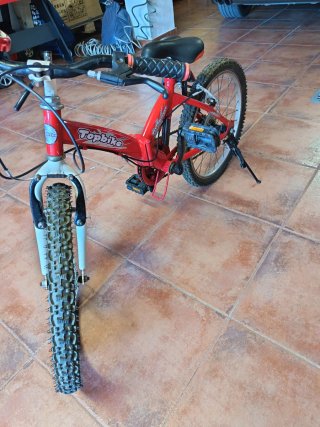 Bicicleta infantil roja