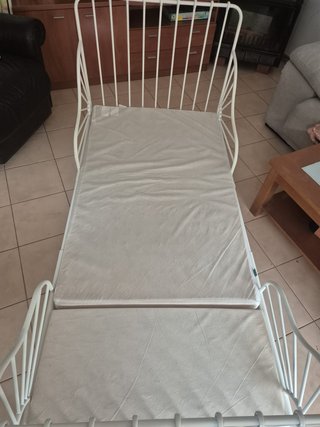 Cama IKEA con somier y colchón ajustable