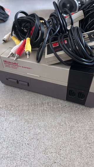 Nintendo NES con mandos y cables y 3 juegos