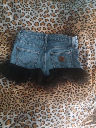 Pantalón corto vaquero con pelaje negro