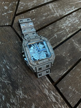 Reloj de lujo con diamantes