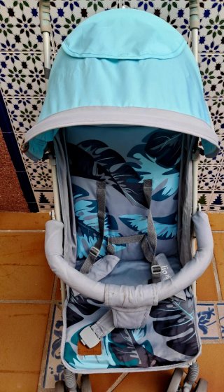 Silla de paseo bebé con estampado tropical